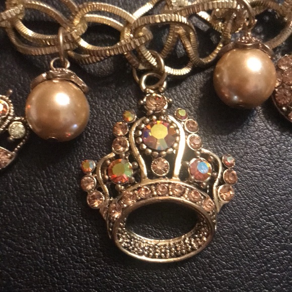 PEARLS & CROWNS NECKLACE SET - Picture 2 of 6